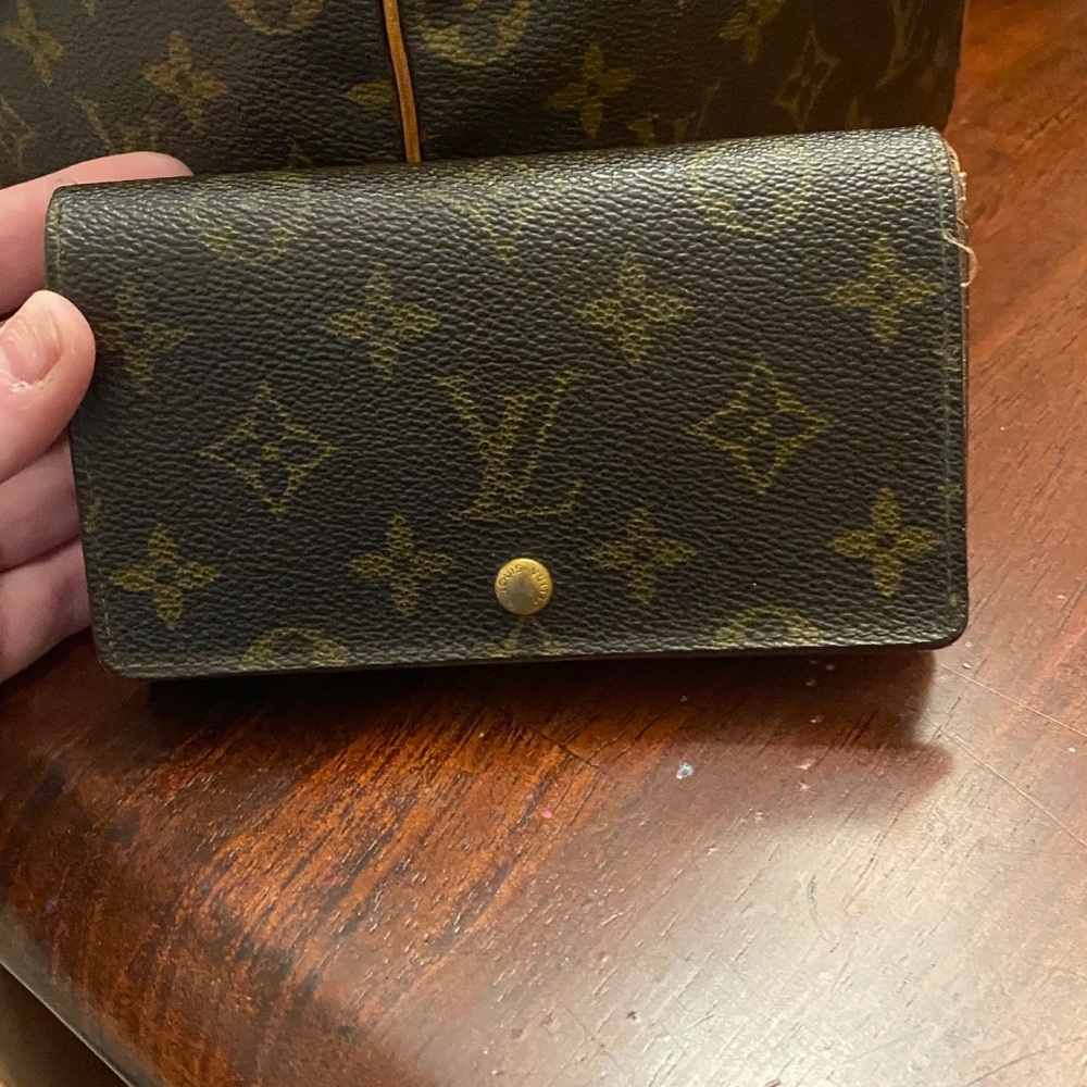 Authentic Louis Vuitton monogram wallet - Picture 3 of 9